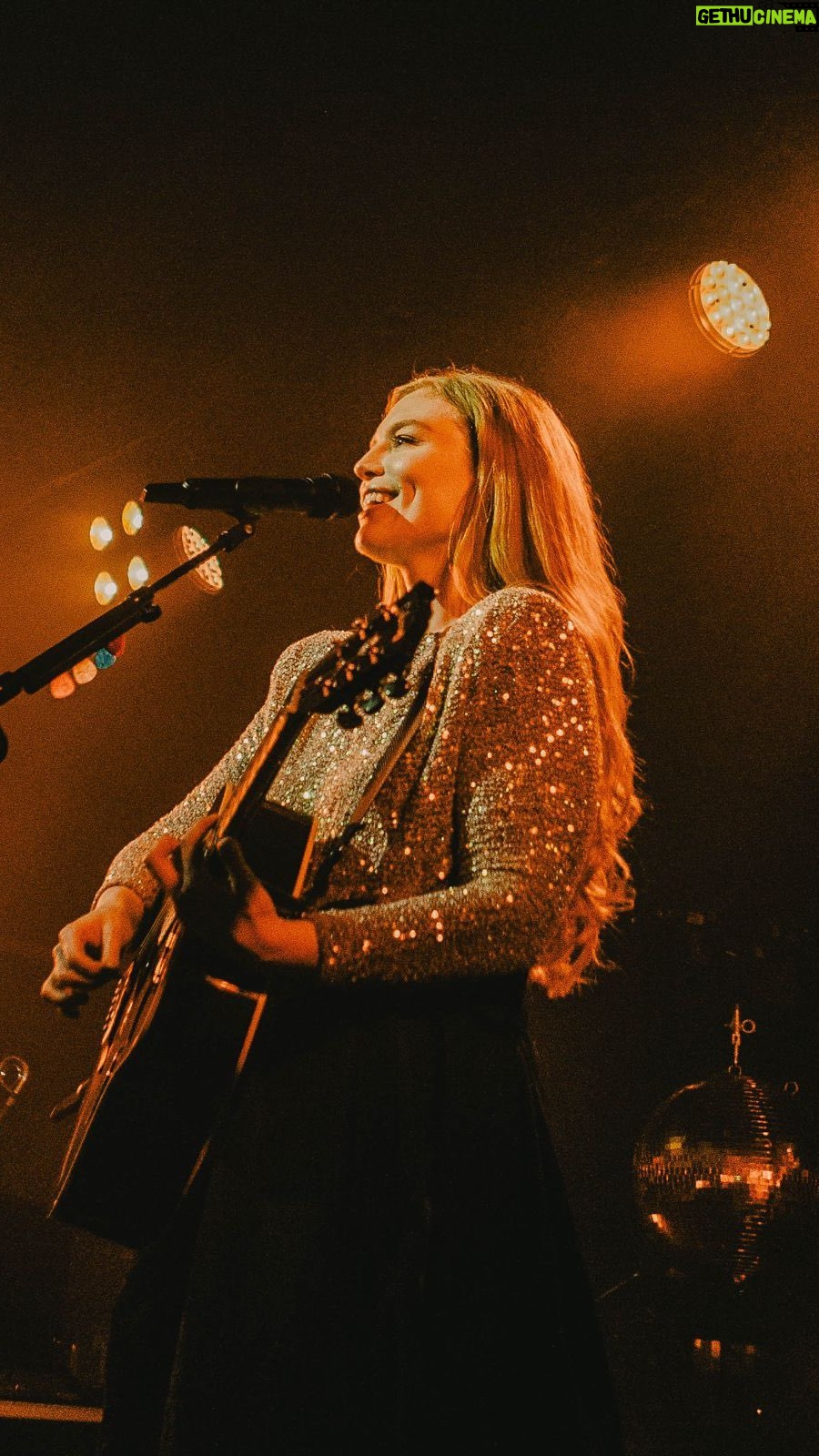 Freya Ridings Instagram - GUYS 🇺🇸 It's officially February which means my first @thehotelcafe show is at the end of THIS MONTH! 🥹❤️ The countdown is officially on and tickets are selling so quickly ahhh! ⏰ These shows are going to be so intimate and special - I would love for you to be there - all dates below and you can grab your tickets at the link in my bio 🎟️ If you're already coming, comment a 🎹with which month and I'll be seeing you there 💛✨ Weds 28th Feb Thurs 28th March Thurs 30th May Thurs 27th June
