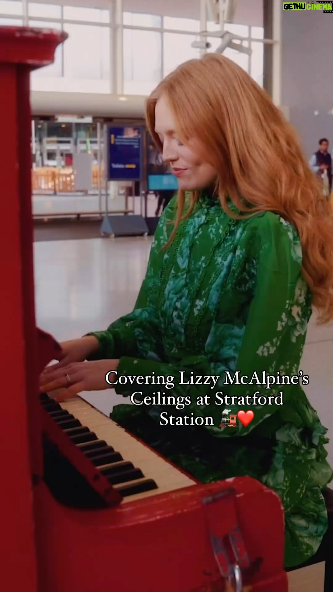 Freya Ridings Instagram - Ceilings live from Stratford station 🚊 This song was one of my favourites from last year @lizzymcalpine ❤️ Full video is going live on my YouTube at 6pm! Video 🎥 @ryanjafarzadeh Audio Mixing 🎶 @saam_j_k