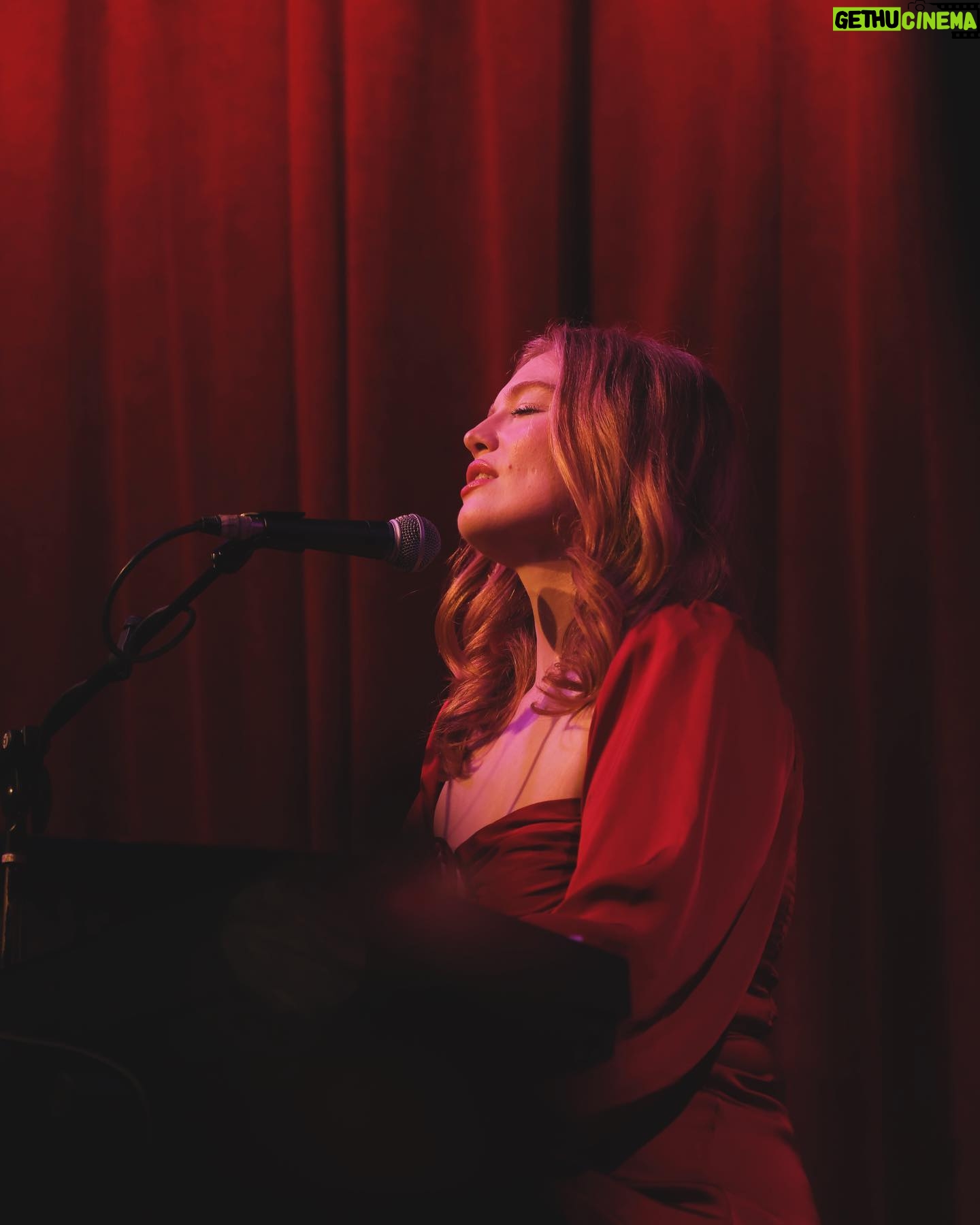 Freya Ridings Instagram - LA friends that was so beautiful ✨🌴Thank you so much to everyone who came to my May show at @hotelcafe III what a magical evening 🪄 ☕️ ❤️ !!! And a big thank you to my amazing support acts @ewanjphilips and @maemae who were incredible !!! Photo @asherhansow