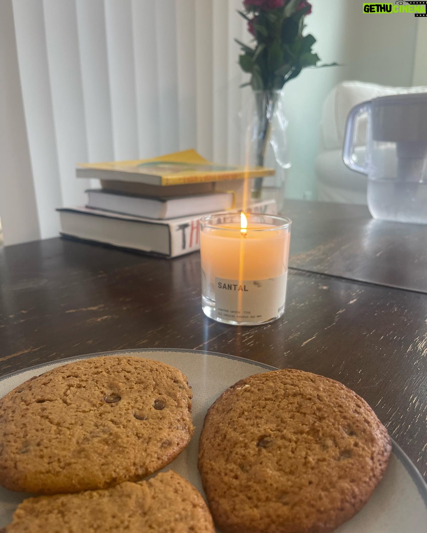 Freya Ridings Instagram - Sunday Photo spill β¨πΆπ 1. Time in the studio with such amazing people ποΈ 2. Made Almond flour cookies for rehearsals with @maemaemusic & @ewanjphillips πͺ 3. Feeling so excited for Hotel CafΓ© show III βοΈ 4. You were such an amazing audience... There was even a proposal of a special couple before Unconditional! π 5. Going on a hike to Griffith Park the next day and getting a delicious fruit cup π 6. Just generally being in awe of L.A in every car ride π΄ 7. Been seeing them everywhere! So decided to try my hand at making mini version of a cookie croissant π₯ (holy moly they were insanely good)
