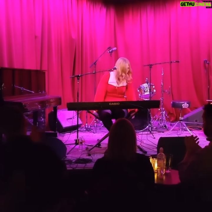 Freya Ridings Instagram - Sunday Photo spill β¨πΆπ 1. Time in the studio with such amazing people ποΈ 2. Made Almond flour cookies for rehearsals with @maemaemusic & @ewanjphillips πͺ 3. Feeling so excited for Hotel CafΓ© show III βοΈ 4. You were such an amazing audience... There was even a proposal of a special couple before Unconditional! π 5. Going on a hike to Griffith Park the next day and getting a delicious fruit cup π 6. Just generally being in awe of L.A in every car ride π΄ 7. Been seeing them everywhere! So decided to try my hand at making mini version of a cookie croissant π₯ (holy moly they were insanely good)