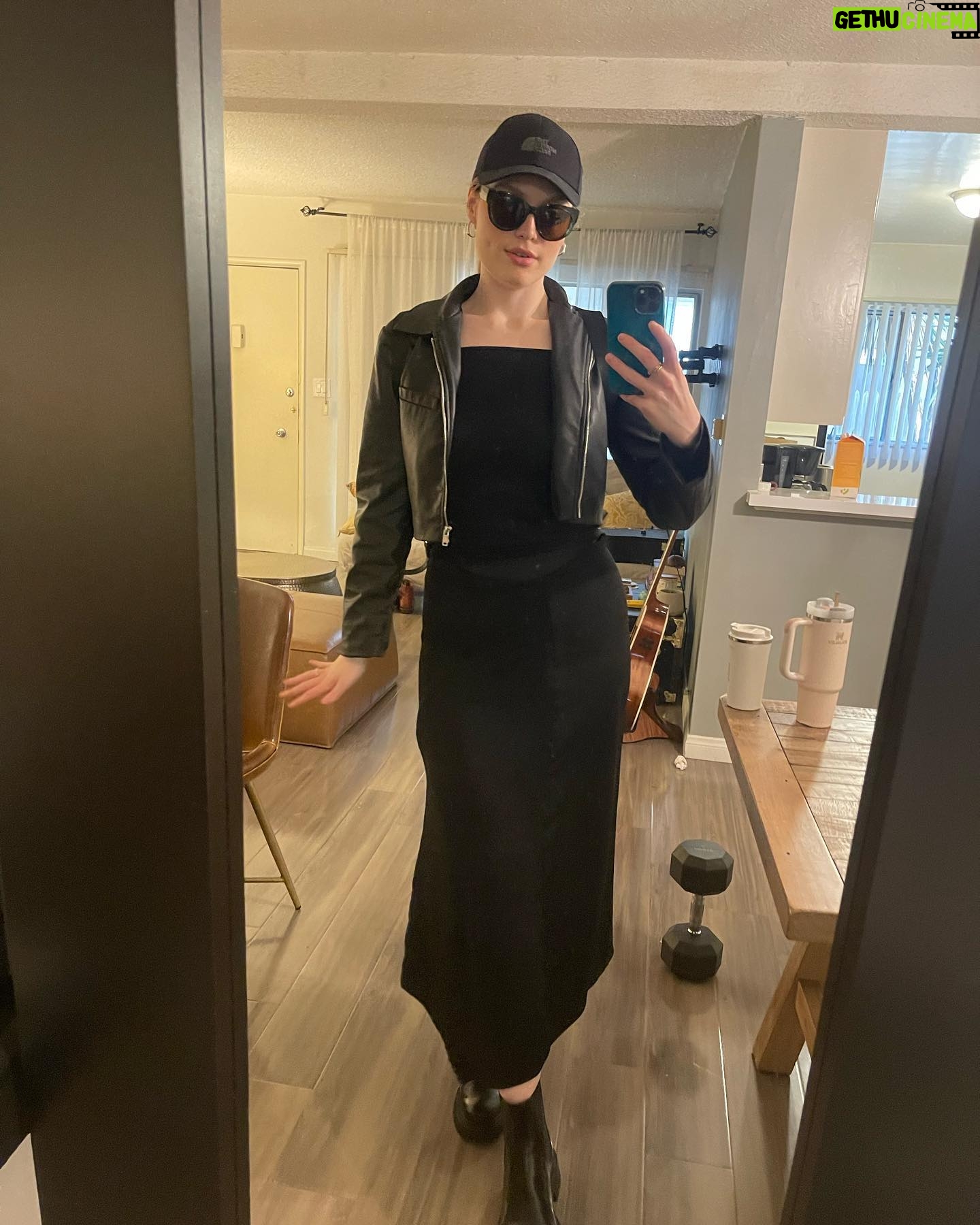 Freya Ridings Instagram - Our first 10 days in L.A ☀️🇺🇸 1. Walking home through Santa Monica at sunset after an amazing day in the studio 🌴 2. Working with the incredible @ricknowels just sat at the piano like the good old days 🎶 3. Resonated with this song4u license Plate 🚙 4. Sunshine and palm tree's... surreal in January ☀️ 5. Matcha and vanilla almond milk in the car (thanks for all the great recommendations) I'm a green tea girl always 🍵 6. Happy Bunny 🐰 7. @goopkitchen Chinese chicken salad 🥗 10/10 8. Shades 😎 and 50 Spf 9. Amazing late night street tacos 🌮 @aztecatacos 10. Found my beloved @teapigs 🫖 in L.A (Guess i didn't have to pack one whole suitcase of Mao Feng green tea just i case they didn't have them here!!)