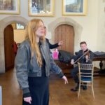 Freya Ridings Instagram - Practising our performance of Merry Christmas Everyone backstage at the Together at Christmas carols concert with the wonderful @soulsanctuarygospelchoir and The Countess of Wessex’s String Orchestra @corps_army_music 🌟🎄❤️