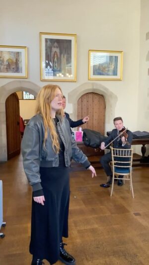 Freya Ridings Instagram - Practising our performance of Merry Christmas Everyone backstage at the Together at Christmas carols concert with the wonderful @soulsanctuarygospelchoir and The Countess of Wessex’s String Orchestra @corps_army_music 🌟🎄❤️