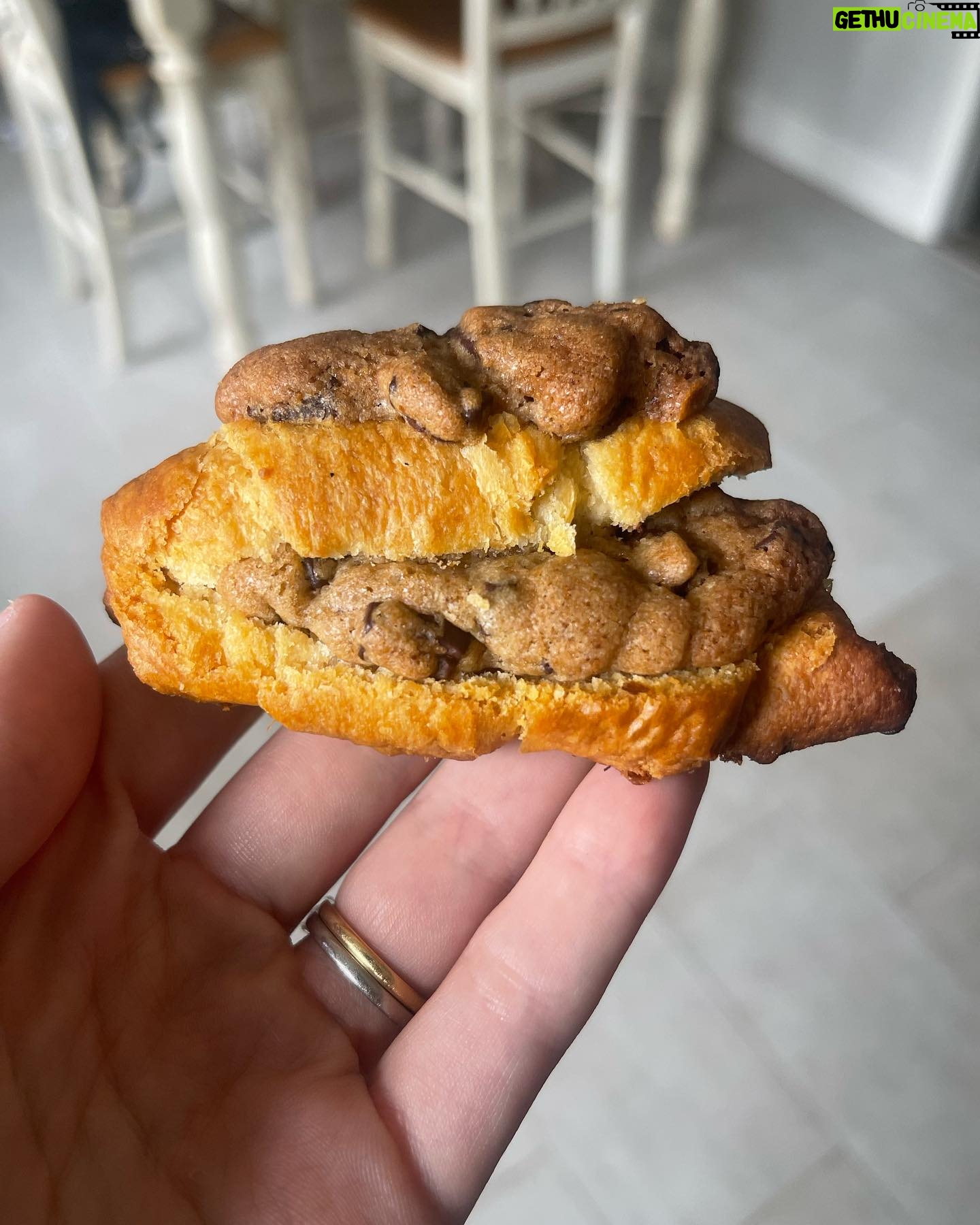 Freya Ridings Instagram - Sunday Photo spill β¨πΆπ 1. Time in the studio with such amazing people ποΈ 2. Made Almond flour cookies for rehearsals with @maemaemusic & @ewanjphillips πͺ 3. Feeling so excited for Hotel CafΓ© show III βοΈ 4. You were such an amazing audience... There was even a proposal of a special couple before Unconditional! π 5. Going on a hike to Griffith Park the next day and getting a delicious fruit cup π 6. Just generally being in awe of L.A in every car ride π΄ 7. Been seeing them everywhere! So decided to try my hand at making mini version of a cookie croissant π₯ (holy moly they were insanely good)