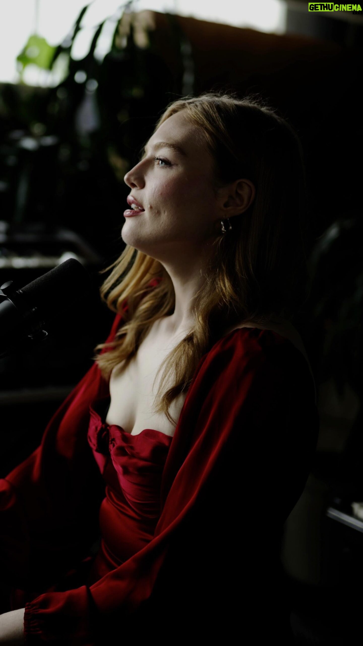Freya Ridings Instagram - Here’s another surprise treat for you all, as part of my weekly series of unreleased live songs from the studio in L.A. ❤️ ‘Mother Of Pearl’ is a song that is incredibly close to my heart and written about someone i choose not to name but she was a force of nature and a alternative reality where I got to cherish, know and miss her better than I get too 🐚🤍 I can’t wait to share this with you all!!! Credits: Videographer / Editor: @andrewrose Styling: @maisonpriveepr_la Studio: @olympic.la