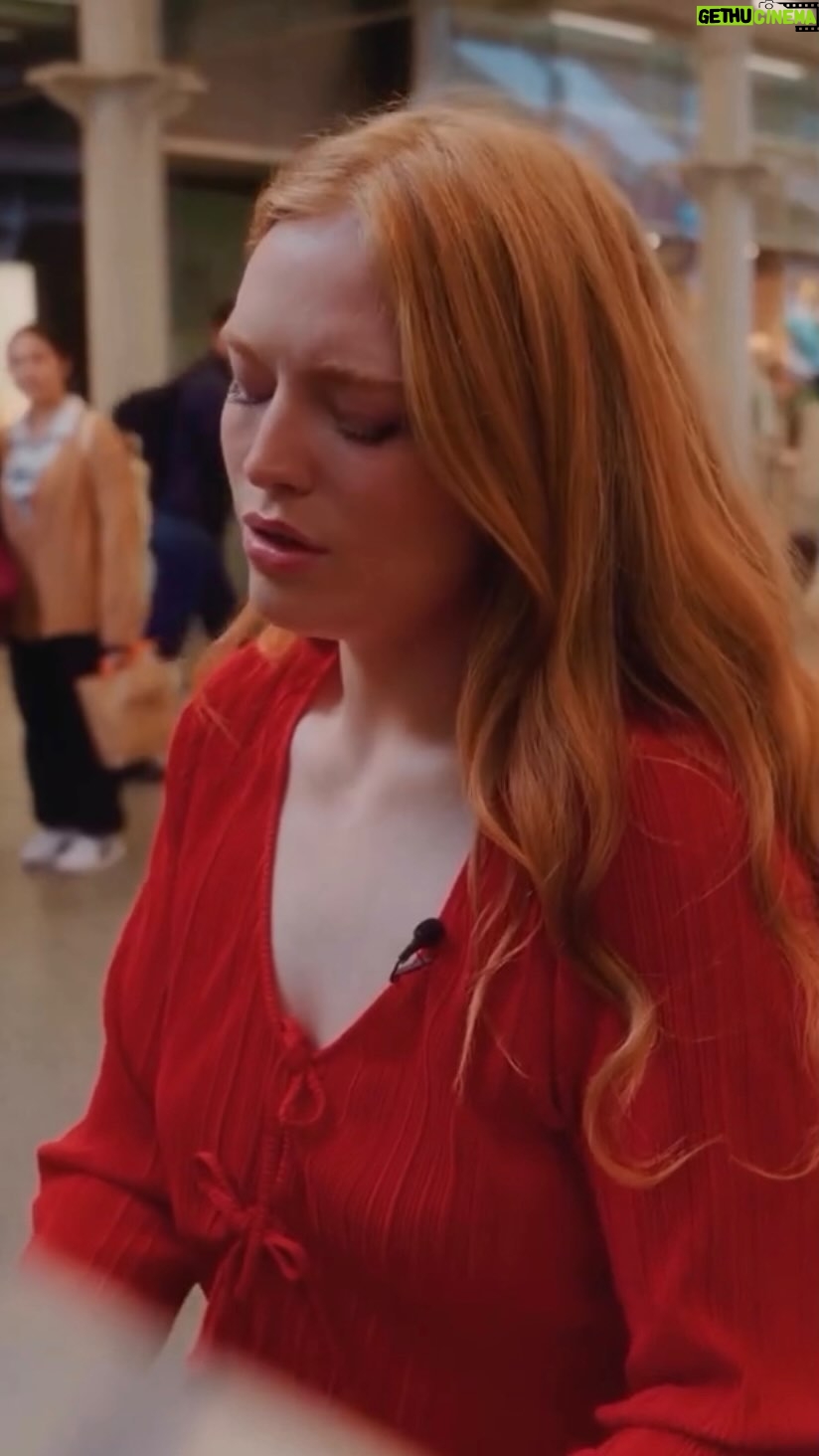 Freya Ridings Instagram - Perfect live from Kings Cross station 🚊 The crowd of people standing around watching at the end 🥹 The full video will go live on my YouTube at 6pm ❤️