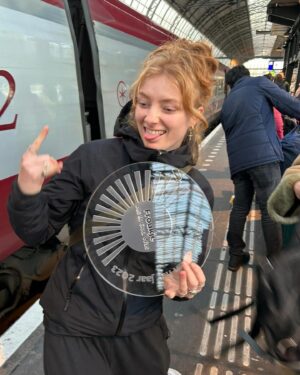 Froukje Veenstra Instagram - Gisteren ontving ik voor de derde keer op rij de @3voor12 ‘Song van het Jaar’ award, dit keer voor ‘Als Ik God Was’. En dat niet alleen, ‘Naar Het Licht’ is ook nog eens nr. 2 van de lijst! Ik wil jullie ontzettend bedanken voor het stemmen, wat heb ik toch geluk met jullie! 🫂✨