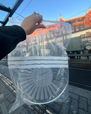 Froukje Veenstra Instagram - Gisteren ontving ik voor de derde keer op rij de @3voor12 ‘Song van het Jaar’ award, dit keer voor ‘Als Ik God Was’. En dat niet alleen, ‘Naar Het Licht’ is ook nog eens nr. 2 van de lijst! Ik wil jullie ontzettend bedanken voor het stemmen, wat heb ik toch geluk met jullie! 🫂✨