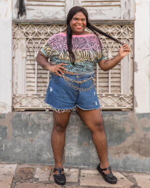 Fuega Instagram - MÃE, AVISA QUE AGORA ELA É OFICIALMENTE UMA ATRIZ GLOBAL!!!!!!!! 📺🎥

Dêem as boas-vindas para a Mami, estreia hoje em Travessia! 

📷 Globo/Fábio Rocha

@gloriafperez 
@mendoncafilhomauro
