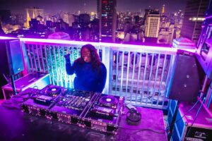 Fuega Instagram - #tbt diretamente de um dia muito especial, tocando na festa mais pop do Brasil em uma das vistas mais lindas do país! 

📸: @vivacquafv