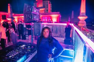 Fuega Instagram - #tbt diretamente de um dia muito especial, tocando na festa mais pop do Brasil em uma das vistas mais lindas do país! 

📸: @vivacquafv