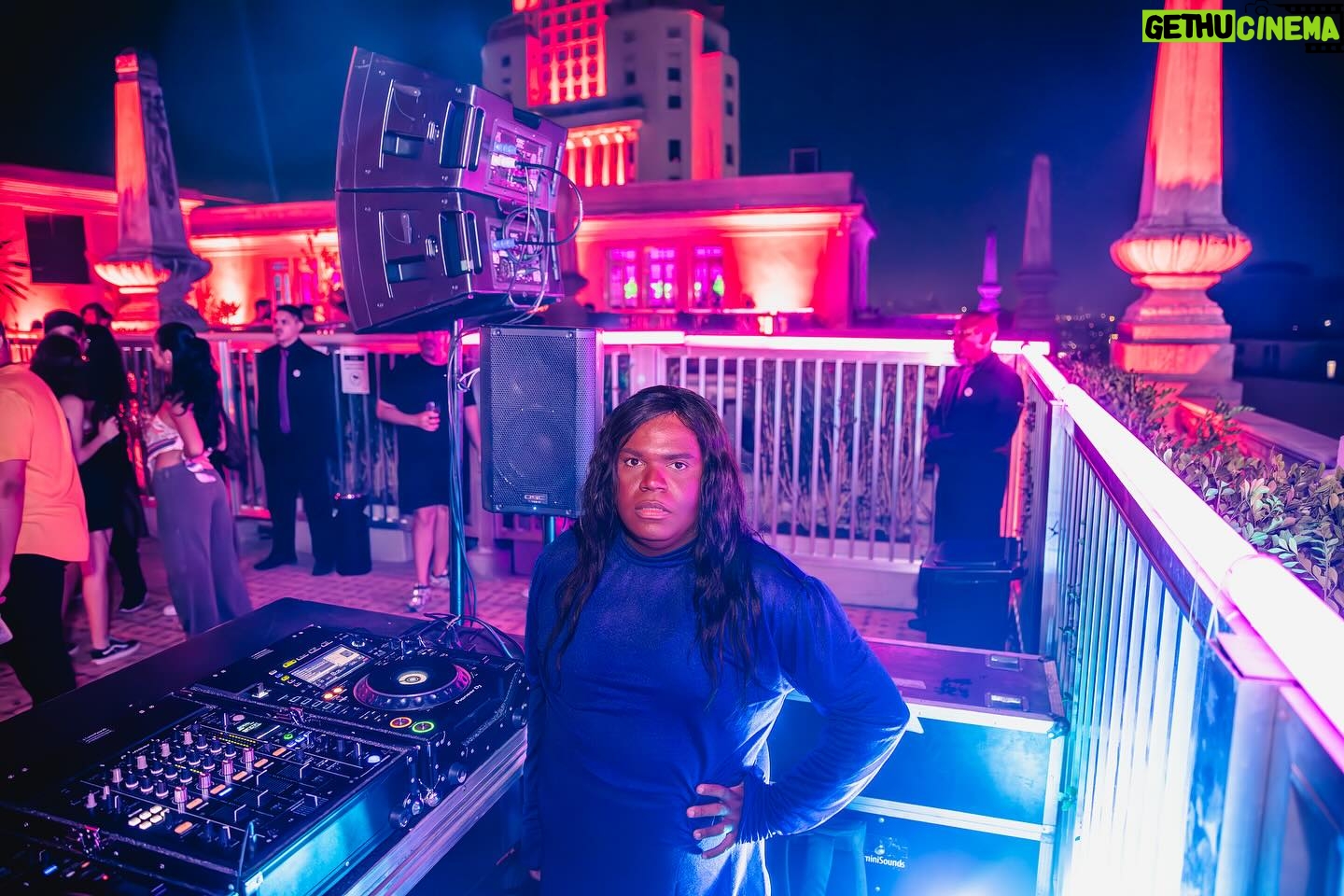 Fuega - 3 Likes - #tbt diretamente de um dia muito especial, tocando na festa mais pop do Brasil em uma das vistas mais lindas do país!
📸: @vivacquafv