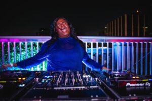 Fuega Instagram - #tbt diretamente de um dia muito especial, tocando na festa mais pop do Brasil em uma das vistas mais lindas do país! 

📸: @vivacquafv