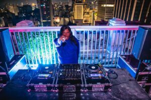 Fuega Instagram - #tbt diretamente de um dia muito especial, tocando na festa mais pop do Brasil em uma das vistas mais lindas do país! 

📸: @vivacquafv