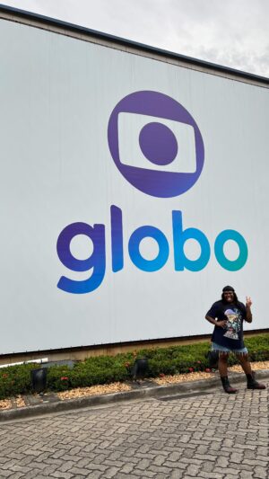 Fuega Instagram - ATRAVESSEI! Hoje a novela Travessia chega ao fim, que trabalho incrível que eu tive a honra de participar ao lado de profissionais que eu jamais pensei em colaborar. Nem nos meus maiores sonhos eu achei que estrearia como atriz de primeira em uma novelas das 21:00 e ainda por cima da @gloriafperez e menos com direção de @mendoncafilhomauro (que responsa)!!!! Muito obrigado @feaguiar e @daniciminelli por acreditarem em mim 💖 Muito obrigado também à mamãe @raphaelagaliza e @carlossoares5454 por terem me deixado linda. Obrigado @figurino_nataliaduran pelo cuidado impecável nos meus figurinos. Obrigado aos meus Travessers mimosos que esse trabalho me deu a honra de conhecer @vilelapriscilla @sendoarocha @chay @dudhamoreira ✨ Obrigado @lucyalves por ser essa luz, cada vez que fico mais perto de ti só me apaixono mais pelo ser humano incrível que tu é! Por fim e não menos importante (de forma alguma): obrigado @romuloestrela por ter sido o par perfeito 💓 FELIZ TRAVESSIA! 🚸