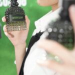 Fujii Karen Instagram - ヴァレンティノ ビューティの表参道ストアにお邪魔して、鮮やかなグリーンが眩しい新作クッションファンデーション＆フレグランスを試してみたよ💚 ローマの庭園をイメージしたフレグランス2種のうち、私が試した「ドンナ」は、フローラルアンバーウッディの香り。 最初はお茶のさわやかな香りから始まって、 最後はスモーキーで甘いバニラの余韻に変化する、 使いやすいけど人と被らないユニークな香り。🍃 クッションファンデーションも、グリーンのグリッター調がギラギラで可愛いし、夏にうれしいマットしあがり。 表参道ストアもグリーンカラーの世界観でデコレーションされていて素敵でした！😍ギフトラッピングもあるみたいなので、友達へのギフトにもぴったりだと思います😉🎶 #ValentinoBeauty #GreenStravaganza #PR @maisonvalentino #GoCushion #BornInRoma hm/ @yukakomorino0