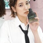 Fujii Karen Instagram - ヴァレンティノ ビューティの表参道ストアにお邪魔して、鮮やかなグリーンが眩しい新作クッションファンデーション＆フレグランスを試してみたよ💚 ローマの庭園をイメージしたフレグランス2種のうち、私が試した「ドンナ」は、フローラルアンバーウッディの香り。 最初はお茶のさわやかな香りから始まって、 最後はスモーキーで甘いバニラの余韻に変化する、 使いやすいけど人と被らないユニークな香り。🍃 クッションファンデーションも、グリーンのグリッター調がギラギラで可愛いし、夏にうれしいマットしあがり。 表参道ストアもグリーンカラーの世界観でデコレーションされていて素敵でした！😍ギフトラッピングもあるみたいなので、友達へのギフトにもぴったりだと思います😉🎶 #ValentinoBeauty #GreenStravaganza #PR @maisonvalentino #GoCushion #BornInRoma hm/ @yukakomorino0