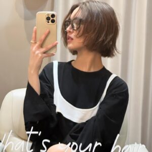 Fujii Karen Instagram - 安定のbob hair🤍🩶
今まで、色んなボブをたのしんできたけど✂️
またまたお洒落なボブが完成しましたぁ〜✨

自分らしくいられるhairstyleにプロと相談しながら
アレンジしていく時間ってほんとたのしい♪

New style ▶︎ Layered bob✂️
たのしんじゃおっと。😘🥰

Hair designer: @tomoca13 
thank you.♡
