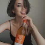 Fujii Karen Instagram - Glenmorangie Father's Day Campaign🌹 "グレンモーレンジィ父の日キャンペーン" @glenmorangie 「グレンモーレンジィ オリジナル」を購入いただいた方の中から抽選で500名様に、グレンモーレンジィのロゴ入りグラスが当選者にプレゼントされるそうです！ここでしか手に入らない特別感のある父の日のギフトにも最適✨ 私も、お酒好きな父に「グレンモーレンジィ オリジナル」のボトルと、 グレンモーレンジィ オリジナルグラスを贈呈したいと思います😌 昔の父とのツーショット📸 懐かしいな〜。 お洒落してもらってお出かけするのが好きでした♪ これはお祭りだったかな？😆 今では、家族で集まると一緒に乾杯できるので お酒好きの父は嬉しそうです🤭 今度一緒に、グレンモーレンジィ飲みたいな🥃✨ #Glenmorangie #グレンモーレンジィ #父の日 #父の日ギフト  #AD #DrinkResponsibly