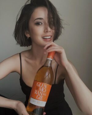 Fujii Karen Instagram - Glenmorangie Father's Day Campaign🌹

"グレンモーレンジィ父の日キャンペーン"
@glenmorangie 

「グレンモーレンジィ オリジナル」を購入いただいた方の中から抽選で500名様に、グレンモーレンジィのロゴ入りグラスが当選者にプレゼントされるそうです！ここでしか手に入らない特別感のある父の日のギフトにも最適✨

私も、お酒好きな父に「グレンモーレンジィ オリジナル」のボトルと、
グレンモーレンジィ オリジナルグラスを贈呈したいと思います😌

昔の父とのツーショット📸

懐かしいな〜。
お洒落してもらってお出かけするのが好きでした♪
これはお祭りだったかな？😆

今では、家族で集まると一緒に乾杯できるので
お酒好きの父は嬉しそうです🤭

今度一緒に、グレンモーレンジィ飲みたいな🥃✨

#Glenmorangie
#グレンモーレンジィ
#父の日
#父の日ギフト 
#AD
#DrinkResponsibly