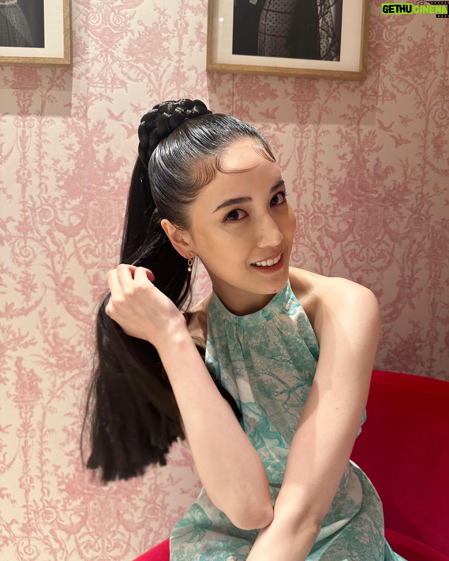 Fujii Karen Instagram - E-girls/Happiness 時代を思い出すロングポニーテール。✨早着替えの時に、髪の毛をロングにするという技 今思うと凄かったなぁ〜笑 どの髪型もたのしくてすき!
