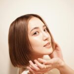 Fujii Karen Instagram - 花王から新しいヘアケアブランド「melt」が2024年4月20日から新発売するということで、ひと足早く体験させていただきました🤍 生炭酸*泡とシャンプーを混ぜるという、新感覚。 *パウダーを水に混ぜると発生 ゼラニウムやミュゲを使用した、時を忘れるようなマインドフルアロマの香りが美しいのです。 「休みながら美しく 休息美容」をテーマに、日々忙しく頑張っている人たちのため、泡・音・香りに包まれて、とろける時間を提供したいという、素敵な思いが込められており、視覚・聴覚で感じながら美しくなれる時間はとても貴重だし大事にしていきたいと思いました😌 普段はシャンプーのみで使って、 炭酸パウダーは週２~３回の使用がおすすめみたいなので、スペシャルケアとして取り入れてみたいと思います🪷 炭酸パウダーには、次に使うトリートメントの馴染みが良くなるブースター効果もあるみたい。 一緒に使うことで、朝起きた時の髪の広がりが更に気にならなくなり、綺麗に纏まってくれて自然な艶も演出してくれます。 皆様も是非この感動を味わってみてくださいね🤍 全国のロフトで先行発売中　※一部店舗除く #PR #melt #メルト #とろける生炭酸シャンプー #休息美容 #休みながら美しく #ヘアケア #シャンプー #トリートメント