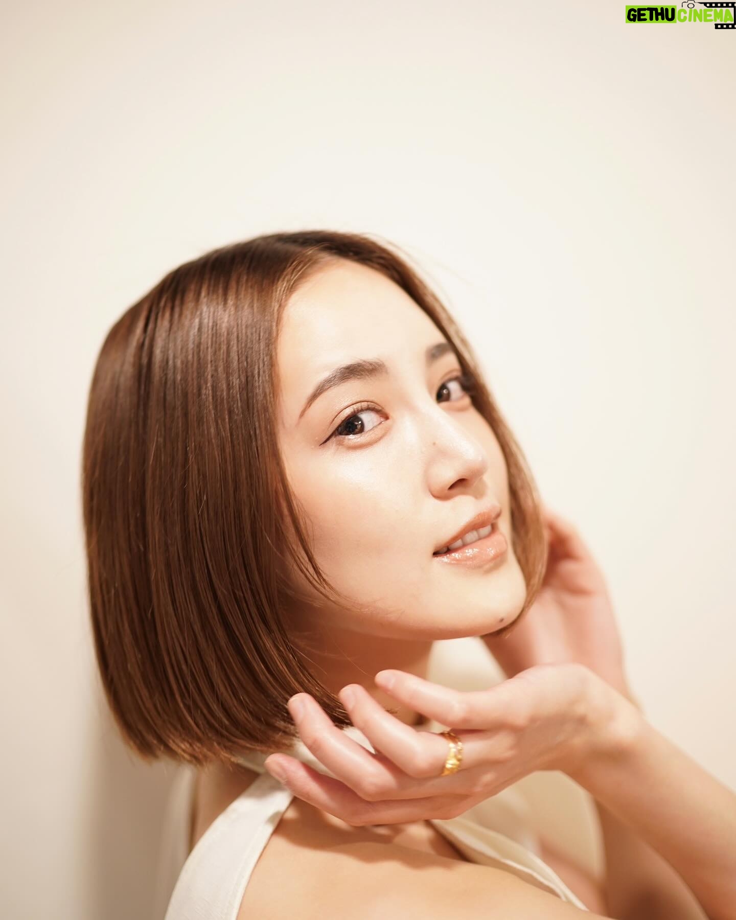 Fujii Karen Instagram - 花王から新しいヘアケアブランド「melt」が2024年4月20日から新発売するということで、ひと足早く体験させていただきました🤍 生炭酸*泡とシャンプーを混ぜるという、新感覚。 *パウダーを水に混ぜると発生 ゼラニウムやミュゲを使用した、時を忘れるようなマインドフルアロマの香りが美しいのです。 「休みながら美しく 休息美容」をテーマに、日々忙しく頑張っている人たちのため、泡・音・香りに包まれて、とろける時間を提供したいという、素敵な思いが込められており、視覚・聴覚で感じながら美しくなれる時間はとても貴重だし大事にしていきたいと思いました😌 普段はシャンプーのみで使って、 炭酸パウダーは週2~3回の使用がおすすめみたいなので、スペシャルケアとして取り入れてみたいと思います🪷 炭酸パウダーには、次に使うトリートメントの馴染みが良くなるブースター効果もあるみたい。 一緒に使うことで、朝起きた時の髪の広がりが更に気にならなくなり、綺麗に纏まってくれて自然な艶も演出してくれます。 皆様も是非この感動を味わってみてくださいね🤍 全国のロフトで先行発売中 ※一部店舗除く #PR #melt #メルト #とろける生炭酸シャンプー #休息美容 #休みながら美しく #ヘアケア #シャンプー #トリートメント