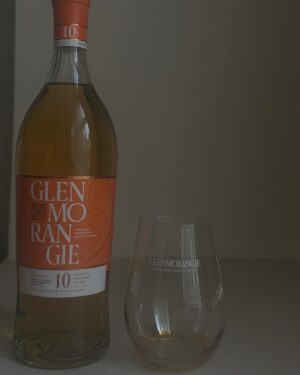 Fujii Karen Instagram - Glenmorangie Father's Day Campaign🌹

"グレンモーレンジィ父の日キャンペーン"
@glenmorangie 

「グレンモーレンジィ オリジナル」を購入いただいた方の中から抽選で500名様に、グレンモーレンジィのロゴ入りグラスが当選者にプレゼントされるそうです！ここでしか手に入らない特別感のある父の日のギフトにも最適✨

私も、お酒好きな父に「グレンモーレンジィ オリジナル」のボトルと、
グレンモーレンジィ オリジナルグラスを贈呈したいと思います😌

昔の父とのツーショット📸

懐かしいな〜。
お洒落してもらってお出かけするのが好きでした♪
これはお祭りだったかな？😆

今では、家族で集まると一緒に乾杯できるので
お酒好きの父は嬉しそうです🤭

今度一緒に、グレンモーレンジィ飲みたいな🥃✨

#Glenmorangie
#グレンモーレンジィ
#父の日
#父の日ギフト 
#AD
#DrinkResponsibly