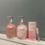 Fujii Karen Instagram - 花王から新しいヘアケアブランド「melt」が2024年4月20日から新発売するということで、ひと足早く体験させていただきました🤍 生炭酸*泡とシャンプーを混ぜるという、新感覚。 *パウダーを水に混ぜると発生 ゼラニウムやミュゲを使用した、時を忘れるようなマインドフルアロマの香りが美しいのです。 「休みながら美しく 休息美容」をテーマに、日々忙しく頑張っている人たちのため、泡・音・香りに包まれて、とろける時間を提供したいという、素敵な思いが込められており、視覚・聴覚で感じながら美しくなれる時間はとても貴重だし大事にしていきたいと思いました😌 普段はシャンプーのみで使って、 炭酸パウダーは週２~３回の使用がおすすめみたいなので、スペシャルケアとして取り入れてみたいと思います🪷 炭酸パウダーには、次に使うトリートメントの馴染みが良くなるブースター効果もあるみたい。 一緒に使うことで、朝起きた時の髪の広がりが更に気にならなくなり、綺麗に纏まってくれて自然な艶も演出してくれます。 皆様も是非この感動を味わってみてくださいね🤍 全国のロフトで先行発売中　※一部店舗除く #PR #melt #メルト #とろける生炭酸シャンプー #休息美容 #休みながら美しく #ヘアケア #シャンプー #トリートメント