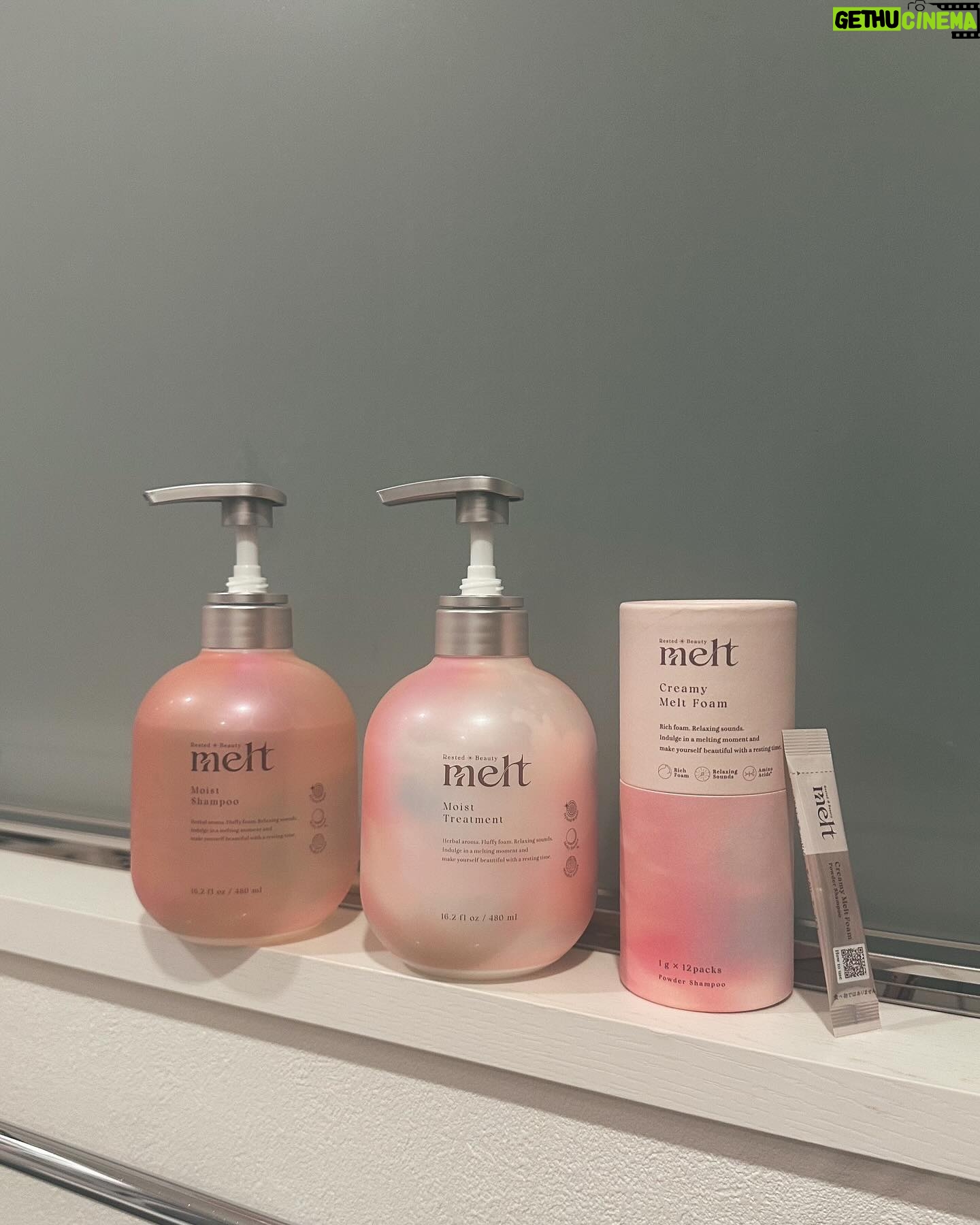 Fujii Karen Instagram - 花王から新しいヘアケアブランド「melt」が2024年4月20日から新発売するということで、ひと足早く体験させていただきました🤍 生炭酸*泡とシャンプーを混ぜるという、新感覚。 *パウダーを水に混ぜると発生 ゼラニウムやミュゲを使用した、時を忘れるようなマインドフルアロマの香りが美しいのです。 「休みながら美しく 休息美容」をテーマに、日々忙しく頑張っている人たちのため、泡・音・香りに包まれて、とろける時間を提供したいという、素敵な思いが込められており、視覚・聴覚で感じながら美しくなれる時間はとても貴重だし大事にしていきたいと思いました😌 普段はシャンプーのみで使って、 炭酸パウダーは週2~3回の使用がおすすめみたいなので、スペシャルケアとして取り入れてみたいと思います🪷 炭酸パウダーには、次に使うトリートメントの馴染みが良くなるブースター効果もあるみたい。 一緒に使うことで、朝起きた時の髪の広がりが更に気にならなくなり、綺麗に纏まってくれて自然な艶も演出してくれます。 皆様も是非この感動を味わってみてくださいね🤍 全国のロフトで先行発売中 ※一部店舗除く #PR #melt #メルト #とろける生炭酸シャンプー #休息美容 #休みながら美しく #ヘアケア #シャンプー #トリートメント