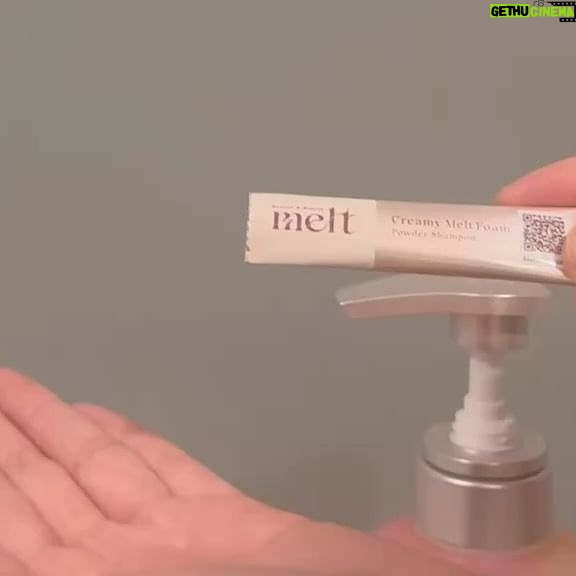 Fujii Karen Instagram - 花王から新しいヘアケアブランド「melt」が2024年4月20日から新発売するということで、ひと足早く体験させていただきました🤍 生炭酸*泡とシャンプーを混ぜるという、新感覚。 *パウダーを水に混ぜると発生 ゼラニウムやミュゲを使用した、時を忘れるようなマインドフルアロマの香りが美しいのです。 「休みながら美しく 休息美容」をテーマに、日々忙しく頑張っている人たちのため、泡・音・香りに包まれて、とろける時間を提供したいという、素敵な思いが込められており、視覚・聴覚で感じながら美しくなれる時間はとても貴重だし大事にしていきたいと思いました😌 普段はシャンプーのみで使って、 炭酸パウダーは週2~3回の使用がおすすめみたいなので、スペシャルケアとして取り入れてみたいと思います🪷 炭酸パウダーには、次に使うトリートメントの馴染みが良くなるブースター効果もあるみたい。 一緒に使うことで、朝起きた時の髪の広がりが更に気にならなくなり、綺麗に纏まってくれて自然な艶も演出してくれます。 皆様も是非この感動を味わってみてくださいね🤍 全国のロフトで先行発売中 ※一部店舗除く #PR #melt #メルト #とろける生炭酸シャンプー #休息美容 #休みながら美しく #ヘアケア #シャンプー #トリートメント