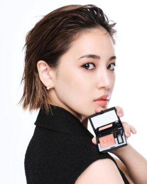 Fujii Karen Instagram - 普段よく愛用している @diorbeauty 🖤

5/31にディオールショウ モノ クルールが誕生！

上品な艶感で目元が素敵に輝く感じが好きでした。
※（628) を使用

ペンシルアイライナーや進化した美容液マスカラベースも同日発売するみたいなので、要チェックですね！

@diorbeauty
@dior
#ディオールショウ
#supportedbydior
#diorjoaillerie