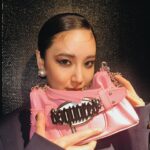 Fujii Karen Instagram - ディースクエアード　ゴシックベルトバック🖤 ファッションを楽しむ遊び心のあるバック コーディネートのポイントとして持ちたくなるデザイン🫶🫶 #DSQUARED2 #ディースクエアード #D2GOTH #PR @dsquared2 @fashionsnapcom hm/ @kyontokio