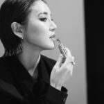 Fujii Karen Instagram - "YSL ラブシャインリップスティック"のローンチイベント「YSL LOVESHINE FACTORY」に行ってきました🖤 今日は私服と自メイクでサンローランビューティーを意識しながら セルフプロデュース🫶💄🌹 #YSLラブシャイン は、デパコスリップを代表するYSL「ルージュ ヴォリュプテ シャイン」が進化した新リップ。 フルーツオイルイン＆“ツヤ再現成分”の配合量が大幅アップしたみたいで、 唇がぷるぷるになります🫶 保湿力が高く潤いが続き、ケア効果もあるのは最高です🫶 つけ心地もよく、薄膜でするすると塗れるから、 毎日大活躍する新定番リップになりそうだな💄🌸☺️ 私のお気に入りカラーは、No.204🤎 ヌーディーな大人っぽい艶感のある色が好み！ 明日からたくさん使おう😗 #YSLLoveshine #YSLラブシャイン #yslmakeup #PR @yslbeauty
