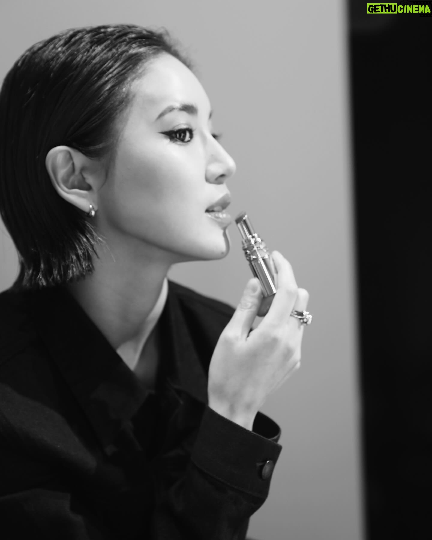 Fujii Karen Instagram - "YSL ラブシャインリップスティック"のローンチイベント「YSL LOVESHINE FACTORY」に行ってきました🖤 今日は私服と自メイクでサンローランビューティーを意識しながら セルフプロデュース🫶💄🌹 #YSLラブシャイン は、デパコスリップを代表するYSL「ルージュ ヴォリュプテ シャイン」が進化した新リップ。 フルーツオイルイン&“ツヤ再現成分”の配合量が大幅アップしたみたいで、 唇がぷるぷるになります🫶 保湿力が高く潤いが続き、ケア効果もあるのは最高です🫶 つけ心地もよく、薄膜でするすると塗れるから、 毎日大活躍する新定番リップになりそうだな💄🌸☺️ 私のお気に入りカラーは、No.204🤎 ヌーディーな大人っぽい艶感のある色が好み! 明日からたくさん使おう😗 #YSLLoveshine #YSLラブシャイン #yslmakeup #PR @yslbeauty