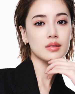 Fujii Karen Instagram - 普段よく愛用している @diorbeauty 🖤

5/31にディオールショウ モノ クルールが誕生！

上品な艶感で目元が素敵に輝く感じが好きでした。
※（628) を使用

ペンシルアイライナーや進化した美容液マスカラベースも同日発売するみたいなので、要チェックですね！

@diorbeauty
@dior
#ディオールショウ
#supportedbydior
#diorjoaillerie