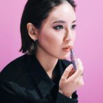Fujii Karen Instagram - "YSL ラブシャインリップスティック"のローンチイベント「YSL LOVESHINE FACTORY」に行ってきました🖤 今日は私服と自メイクでサンローランビューティーを意識しながら セルフプロデュース🫶💄🌹 #YSLラブシャイン は、デパコスリップを代表するYSL「ルージュ ヴォリュプテ シャイン」が進化した新リップ。 フルーツオイルイン＆“ツヤ再現成分”の配合量が大幅アップしたみたいで、 唇がぷるぷるになります🫶 保湿力が高く潤いが続き、ケア効果もあるのは最高です🫶 つけ心地もよく、薄膜でするすると塗れるから、 毎日大活躍する新定番リップになりそうだな💄🌸☺️ 私のお気に入りカラーは、No.204🤎 ヌーディーな大人っぽい艶感のある色が好み！ 明日からたくさん使おう😗 #YSLLoveshine #YSLラブシャイン #yslmakeup #PR @yslbeauty
