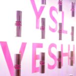 Fujii Karen Instagram - "YSL ラブシャインリップスティック"のローンチイベント「YSL LOVESHINE FACTORY」に行ってきました🖤 今日は私服と自メイクでサンローランビューティーを意識しながら セルフプロデュース🫶💄🌹 #YSLラブシャイン は、デパコスリップを代表するYSL「ルージュ ヴォリュプテ シャイン」が進化した新リップ。 フルーツオイルイン＆“ツヤ再現成分”の配合量が大幅アップしたみたいで、 唇がぷるぷるになります🫶 保湿力が高く潤いが続き、ケア効果もあるのは最高です🫶 つけ心地もよく、薄膜でするすると塗れるから、 毎日大活躍する新定番リップになりそうだな💄🌸☺️ 私のお気に入りカラーは、No.204🤎 ヌーディーな大人っぽい艶感のある色が好み！ 明日からたくさん使おう😗 #YSLLoveshine #YSLラブシャイン #yslmakeup #PR @yslbeauty