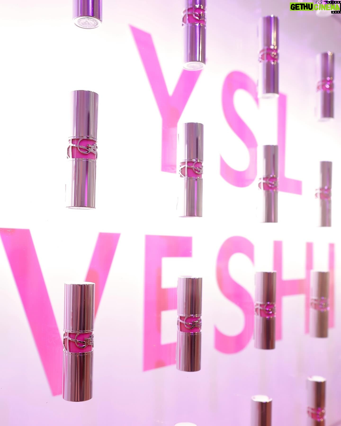 Fujii Karen Instagram - "YSL ラブシャインリップスティック"のローンチイベント「YSL LOVESHINE FACTORY」に行ってきました🖤 今日は私服と自メイクでサンローランビューティーを意識しながら セルフプロデュース🫶💄🌹 #YSLラブシャイン は、デパコスリップを代表するYSL「ルージュ ヴォリュプテ シャイン」が進化した新リップ。 フルーツオイルイン&“ツヤ再現成分”の配合量が大幅アップしたみたいで、 唇がぷるぷるになります🫶 保湿力が高く潤いが続き、ケア効果もあるのは最高です🫶 つけ心地もよく、薄膜でするすると塗れるから、 毎日大活躍する新定番リップになりそうだな💄🌸☺️ 私のお気に入りカラーは、No.204🤎 ヌーディーな大人っぽい艶感のある色が好み! 明日からたくさん使おう😗 #YSLLoveshine #YSLラブシャイン #yslmakeup #PR @yslbeauty