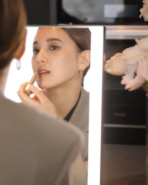 Fujii Karen Instagram - 4/5（金）発売のRMK デューイーメルト リップカラーのローンチイベントに行ってきました💄👄

魅力的なカラーが沢山だったけど、
私は"マイチャイ"という可愛い名前のカラーをセレクトしました。

マイチャイは、大人っぽいベージュトーンでブラウンが少し効いていて、とても肌なじみが良いです💡

このリップの魅力は、重ねれば重ねるほど立体感が出るのと、飲み物を飲んでも色がグラスに付かなくて長持ちしてくれて、ツヤ感もキープしてくれるのが本当に良い。！

他のカラーも使うの楽しみ☺️👏

@rmkofficial #PR#RMK