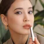 Fujii Karen Instagram - 4/5（金）発売のRMK デューイーメルト リップカラーのローンチイベントに行ってきました💄👄 魅力的なカラーが沢山だったけど、 私は"マイチャイ"という可愛い名前のカラーをセレクトしました。 マイチャイは、大人っぽいベージュトーンでブラウンが少し効いていて、とても肌なじみが良いです💡 このリップの魅力は、重ねれば重ねるほど立体感が出るのと、飲み物を飲んでも色がグラスに付かなくて長持ちしてくれて、ツヤ感もキープしてくれるのが本当に良い。！ 他のカラーも使うの楽しみ☺️👏 @rmkofficial #PR#RMK