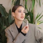 Fujii Karen Instagram - 4/5（金）発売のRMK デューイーメルト リップカラーのローンチイベントに行ってきました💄👄 魅力的なカラーが沢山だったけど、 私は"マイチャイ"という可愛い名前のカラーをセレクトしました。 マイチャイは、大人っぽいベージュトーンでブラウンが少し効いていて、とても肌なじみが良いです💡 このリップの魅力は、重ねれば重ねるほど立体感が出るのと、飲み物を飲んでも色がグラスに付かなくて長持ちしてくれて、ツヤ感もキープしてくれるのが本当に良い。！ 他のカラーも使うの楽しみ☺️👏 @rmkofficial #PR#RMK