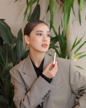Fujii Karen Instagram - 4/5（金）発売のRMK デューイーメルト リップカラーのローンチイベントに行ってきました💄👄

魅力的なカラーが沢山だったけど、
私は"マイチャイ"という可愛い名前のカラーをセレクトしました。

マイチャイは、大人っぽいベージュトーンでブラウンが少し効いていて、とても肌なじみが良いです💡

このリップの魅力は、重ねれば重ねるほど立体感が出るのと、飲み物を飲んでも色がグラスに付かなくて長持ちしてくれて、ツヤ感もキープしてくれるのが本当に良い。！

他のカラーも使うの楽しみ☺️👏

@rmkofficial #PR#RMK