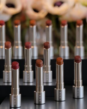 Fujii Karen Instagram - 4/5（金）発売のRMK デューイーメルト リップカラーのローンチイベントに行ってきました💄👄

魅力的なカラーが沢山だったけど、
私は"マイチャイ"という可愛い名前のカラーをセレクトしました。

マイチャイは、大人っぽいベージュトーンでブラウンが少し効いていて、とても肌なじみが良いです💡

このリップの魅力は、重ねれば重ねるほど立体感が出るのと、飲み物を飲んでも色がグラスに付かなくて長持ちしてくれて、ツヤ感もキープしてくれるのが本当に良い。！

他のカラーも使うの楽しみ☺️👏

@rmkofficial #PR#RMK