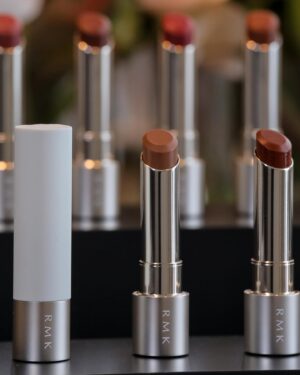 Fujii Karen Instagram - 4/5（金）発売のRMK デューイーメルト リップカラーのローンチイベントに行ってきました💄👄

魅力的なカラーが沢山だったけど、
私は"マイチャイ"という可愛い名前のカラーをセレクトしました。

マイチャイは、大人っぽいベージュトーンでブラウンが少し効いていて、とても肌なじみが良いです💡

このリップの魅力は、重ねれば重ねるほど立体感が出るのと、飲み物を飲んでも色がグラスに付かなくて長持ちしてくれて、ツヤ感もキープしてくれるのが本当に良い。！

他のカラーも使うの楽しみ☺️👏

@rmkofficial #PR#RMK