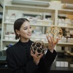 Fujii Karen Instagram - @neroli_labo 昨年11月に販売スタートして以来大変ご好評いただいている、 ネロリラボの目玉商品"タイムレススキンシリーズ"の両方に使用している キーとなる主成分、"フラーレン"✨ 日本で唯一、フラーレンを取り扱っている研究者の皆様にご協力いただき 先日、フラーレンのラボに行かせて頂きました！🔬🥼🧪 私が手に持っているのは、ネロリラボの容器や箱にも入っている フラーレンマーク✨❗️ これ、カッコよかったなぁ〜😌 ネロリラボには他にも、キーとなる主成分が贅沢に配合されています。🌿 その魅力をもっとお伝えできたらいいなと思ってます！！！ #ネロリラボ #タイムレススキンシリーズ #フラーレン #有効成分