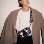 Fujii Karen Instagram - MARC JACOBS X ANNA SUI🖤 「マークジェイコブス」 ブランド設立40周年をおめでとうございます🌹 ブランド設立40周年記念の 「ANNA SUI」とのコラボバッグ、 遊び心があってかわいい☺️ 表参道店と公式オンラインストアのみでの数量限定販売みたいです♪ #マークジェイコブス #MarcJacobs #MarcJacobsxAnnaSui #PR @marcjacobsjapan