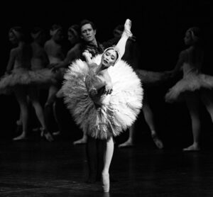 Fumi Kaneko Instagram - Photos from last night Swan Lake @royaloperahouse by @dancersdiary 🦢🌕✨ 

Thank you @williambracewell and our coach Olga Evreinoff for everything to put this together in such a short time ❤️🙏❤️