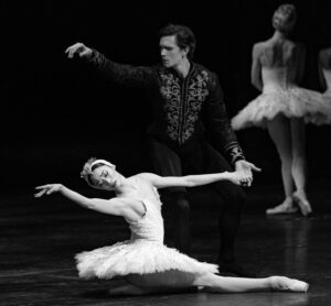 Fumi Kaneko Instagram - Photos from last night Swan Lake @royaloperahouse by @dancersdiary 🦢🌕✨ 

Thank you @williambracewell and our coach Olga Evreinoff for everything to put this together in such a short time ❤️🙏❤️
